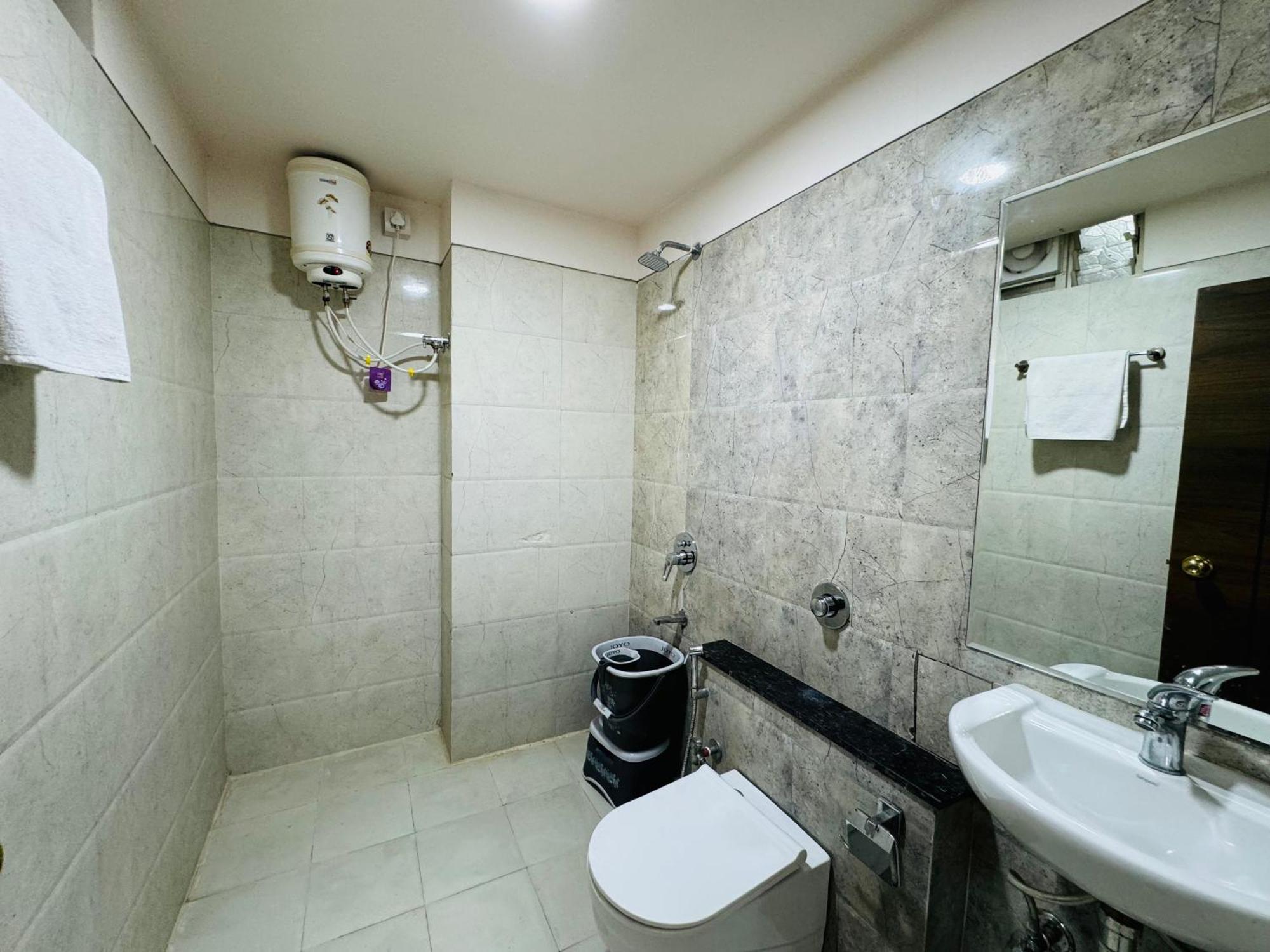 אויאיין Hotel Tirth By Sonu'S מראה חיצוני תמונה