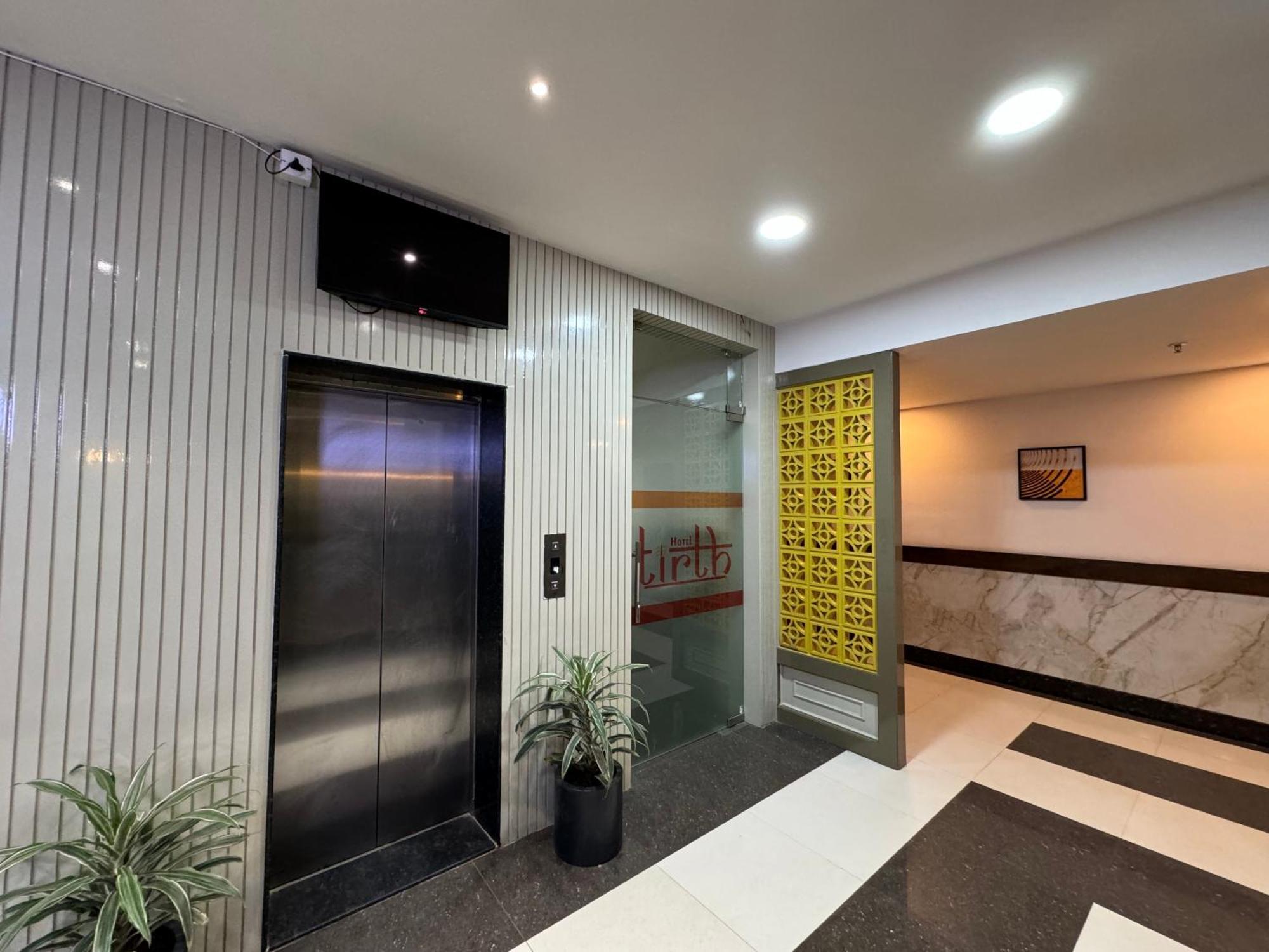 אויאיין Hotel Tirth By Sonu'S מראה חיצוני תמונה